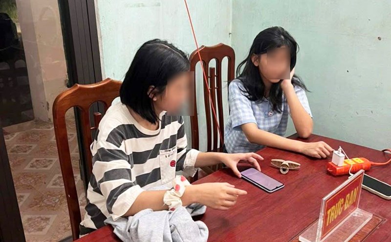 The two sisters went to Hanoi to find a job and then went missing and were discovered by the authorities and taken to a safe place. Photo: Ngoc Anh
