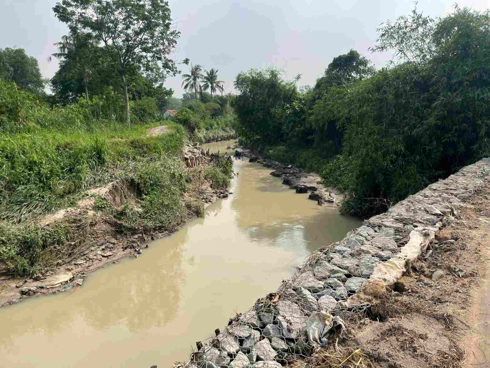Doan suoi duoc ke bo da, tuy nhien mua lon nuoc chay siet da cuon troi ca bo ke. Anh: Dinh Trong
