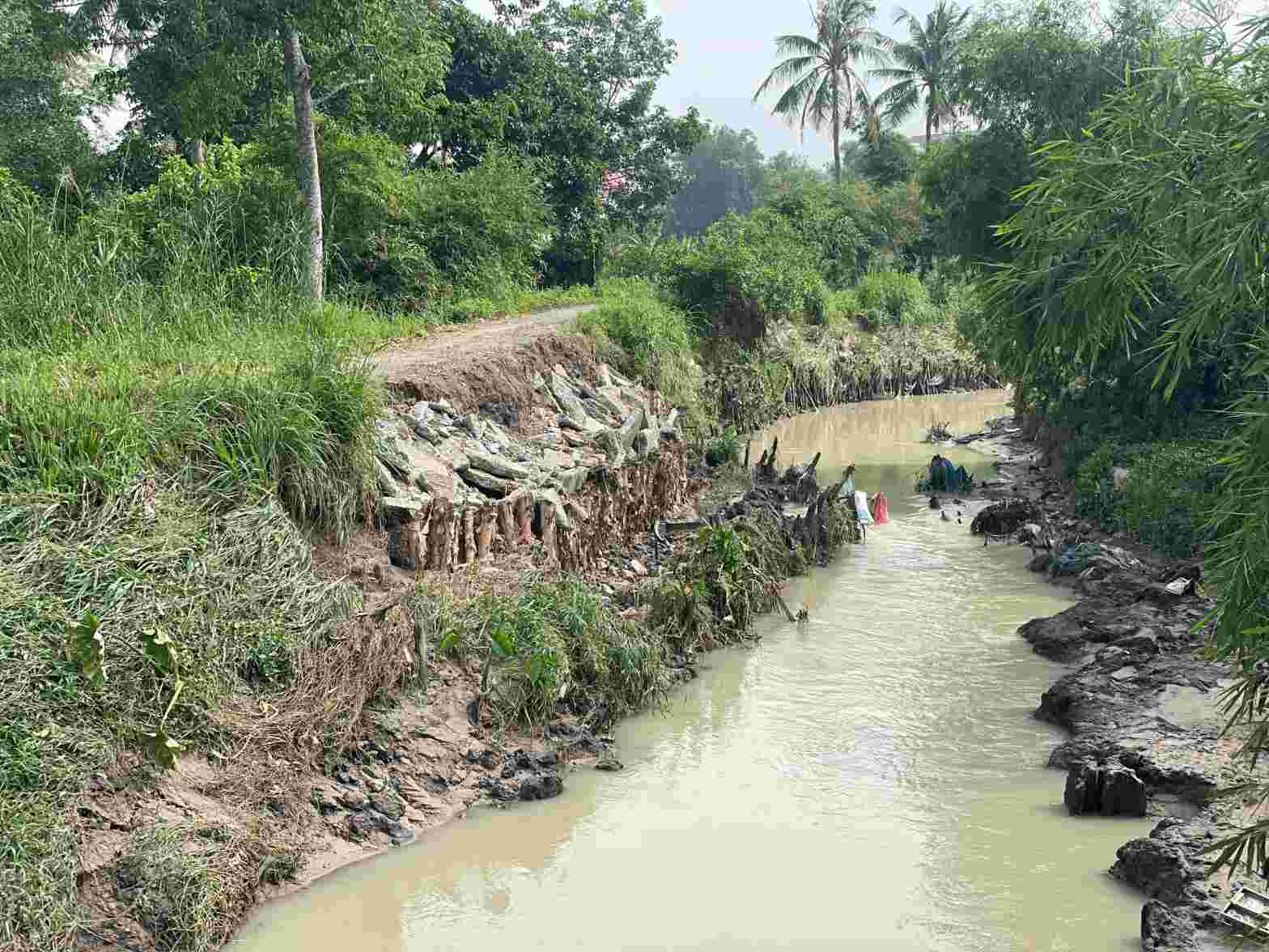 Viec dau tu xay dung lai con suoi nay ky vong se mo rong dong chay, khac phuc tinh trang ngap ung cuc bo. Anh: Dinh Trong