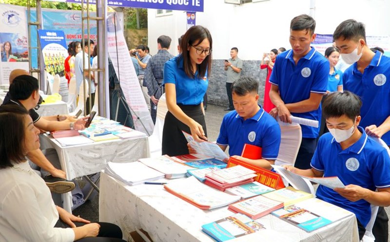 Exciting consulting, job introduction and labor export activities in the mountainous areas of Lao Cai. Photo: Van Thao