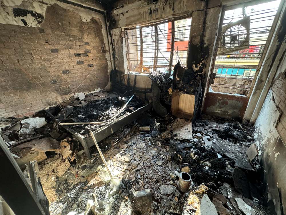 Scene de l'incendie d'un immeuble d'habitation a Ho Chi Minh-Ville qui a fait 8 morts. Photo : Anh Tu