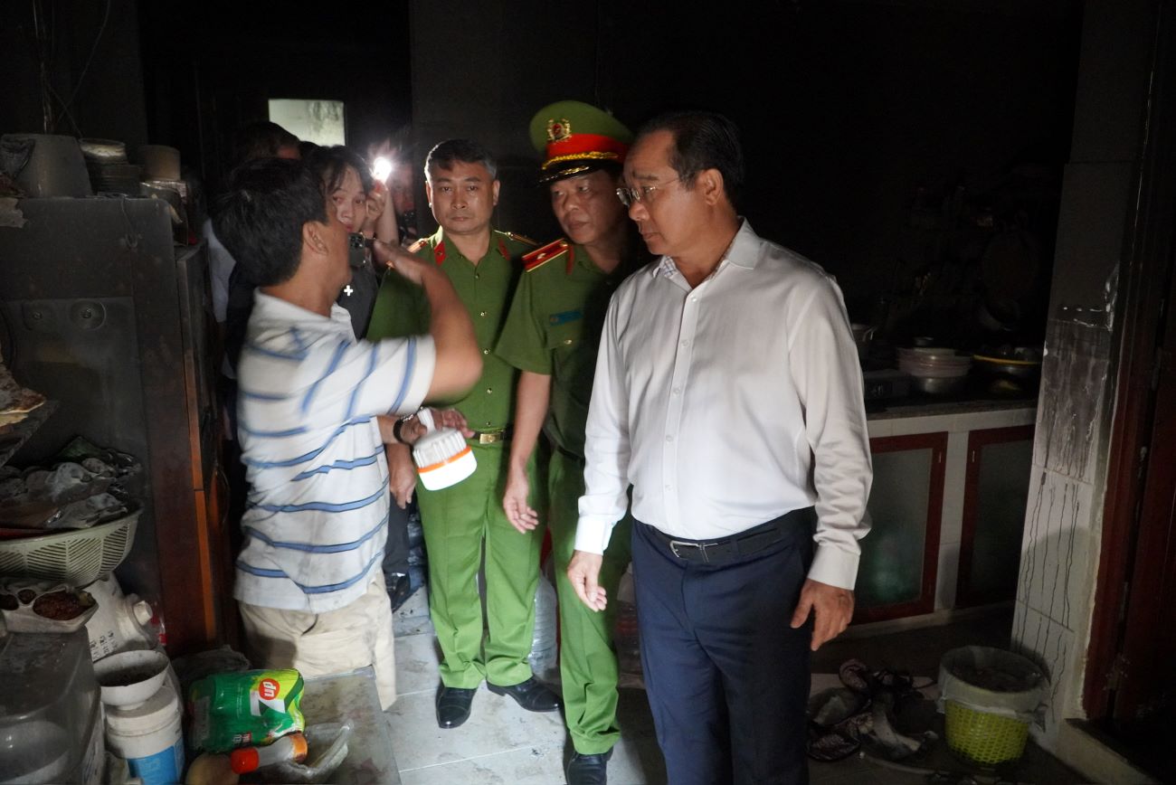 Chủ tịch UBND TPHCM Nguyễn Văn Được trực tiếp vào kiểm tra bên trong hiện trường vụ cháy. Ảnh: Anh Tú