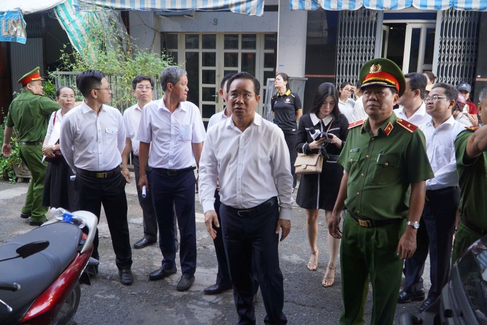 Lanh dao TPHCM da co mat tai hien truong de dong vien gia dinh bi nan trong vu chay. Anh: Anh Tu