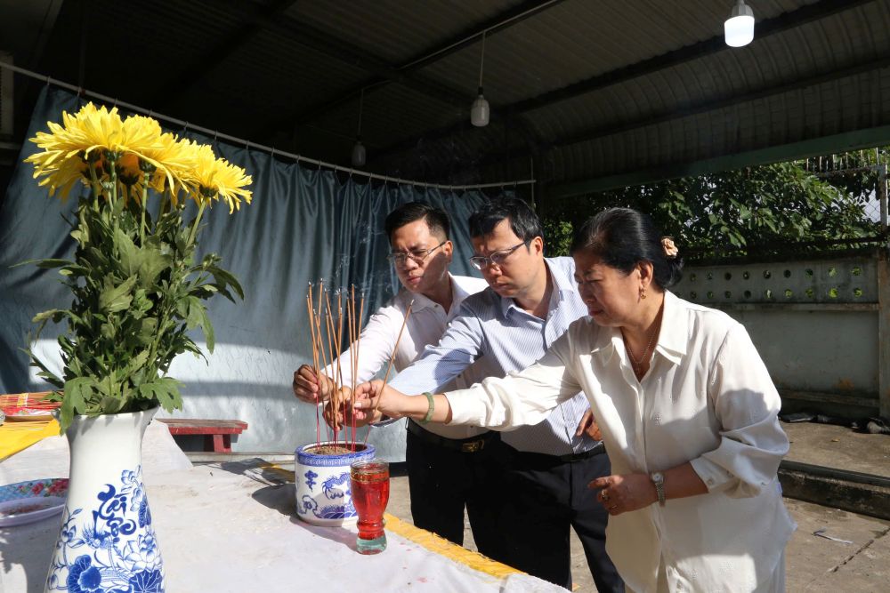 Doan lanh dao TPHCM thap huong chia buon voi cac nan nhan tu vong trong vu chay. Anh: Anh Tu