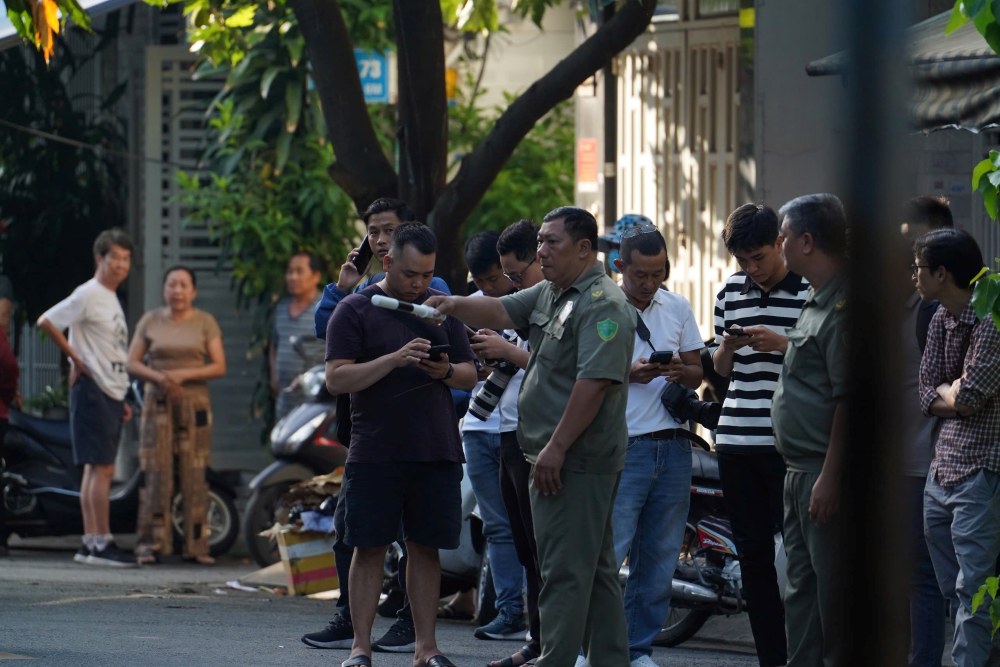 Khu vuc ben ngoai luc luong chuc nang van dang phong toa. Nguoi dan duoc huong dan tim lo trinh khac de thay the. Anh: Anh Tu