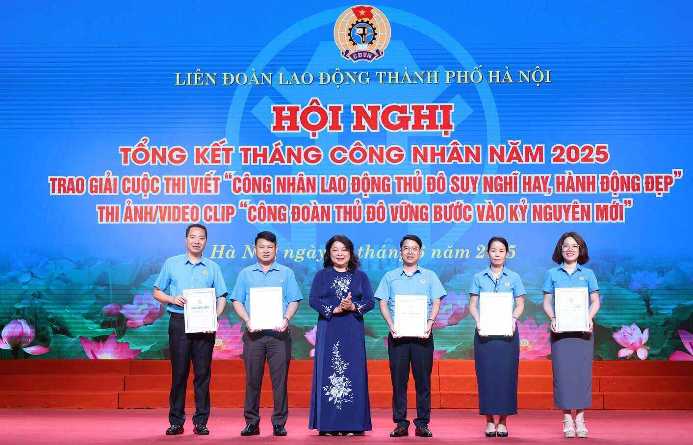 Awarding prizes to collectives with many achievements in the 2 contests demonstrating the affection of workers for the Trade Union organization. Photo: Manh Quan