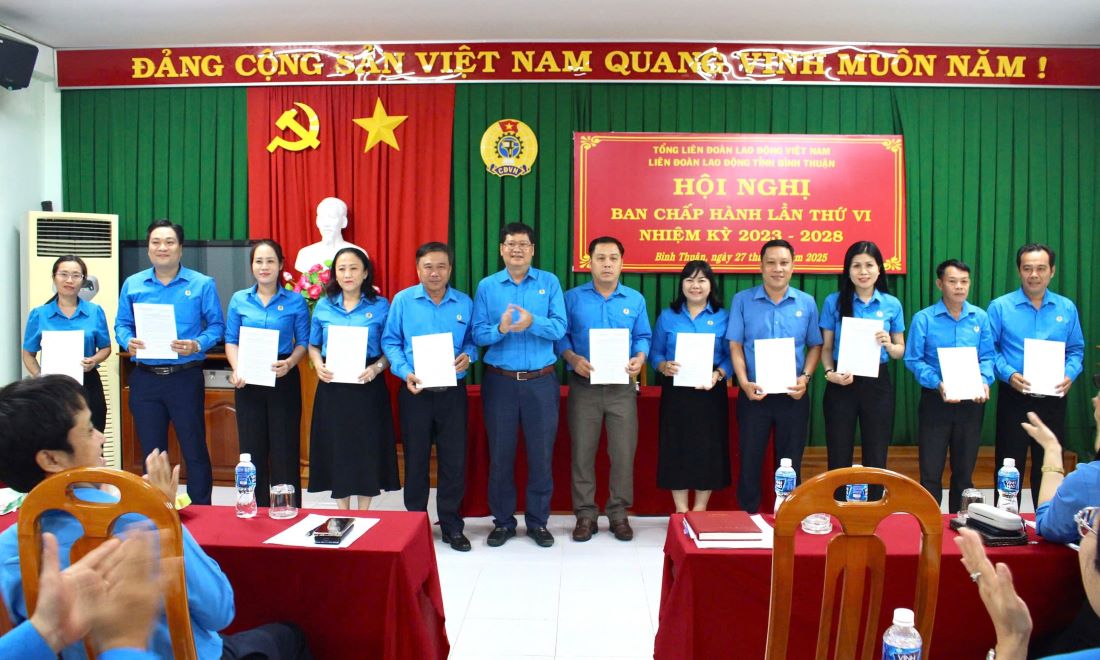 Nguyen Chu tich Lien doan Lao dong tinh Binh Thuan (cu) trao cac quyet dinh thanh lap cong doan xa, phuong, dac khu cho cac chu tich Lam thoi. Anh: Pham Duy