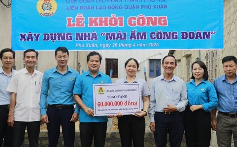 Vice Chairman of the Vietnam Fatherland Front Committee, Chairman of the Hue City Labor Federation - Le Minh Nhan visited, encouraged, and presented support to build "Union Shelter" houses for union members in difficult circumstances. Photo: H. Hien.