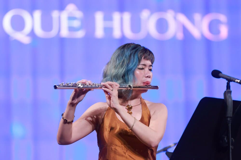 Nghe si sao flute Le Thu Huong. Anh: Ban to chuc