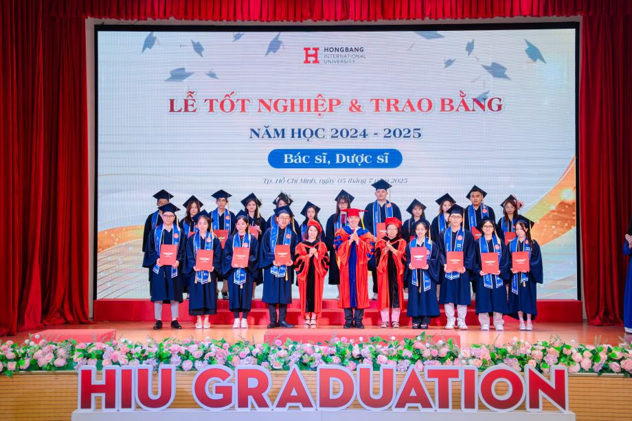 Los nuevos departamentos recibieron un diploma durante la ceremonia. Foto: Lan Phuong