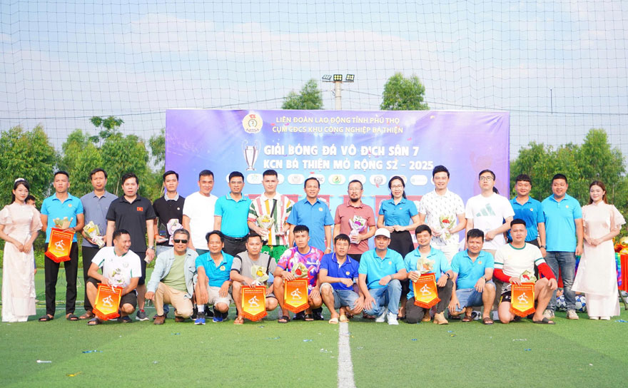 Lanh dao LDLD tinh Phu Tho va Cum CDCS Khu Cong nghiep Ba Thien chup anh luu niem voi cac doi. Anh: An Vi