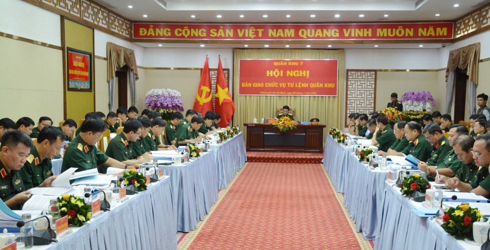 Hoi nghi ban giao chuc vu Tu lenh Quan khu 7. Anh: Bo Quoc phong
