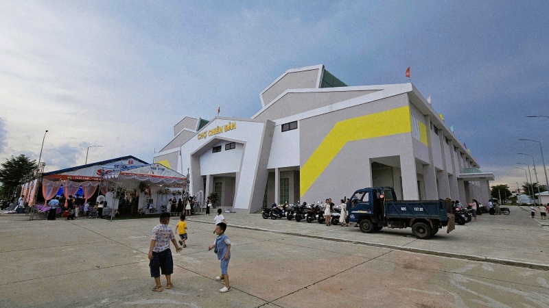 Cho Chien Dan xay 30 ti dong vang bong tieu thuong, thi thoang nguoi dan tan dung khuon vien de to chuc su kien. Anh: Hoang Bin