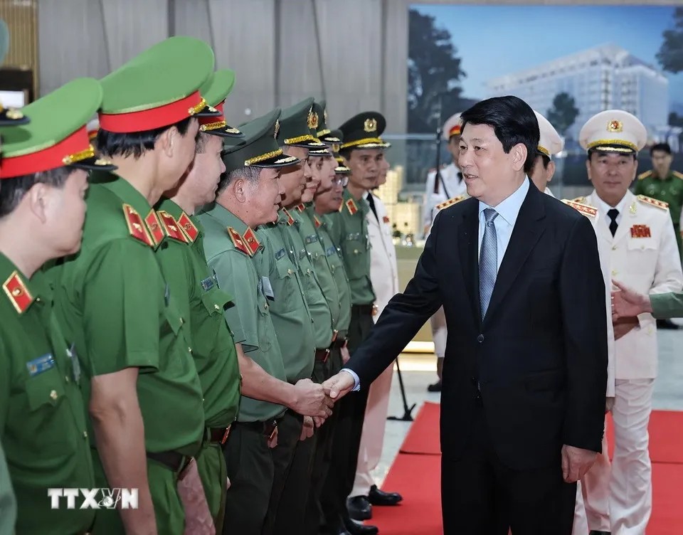 르엉끄엉 국가주석이 2025년 상반기 공안 업무 중간 결산 회의에 참석했습니다. 사진: TTXVN