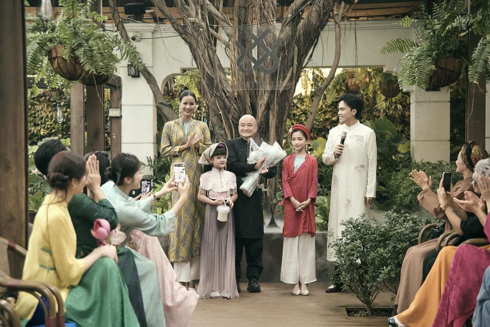 Designer Cao Minh Tien introduces the "Dream" collection. Photo: Dao Ba Do Hai - Nguyen Tien Thanh