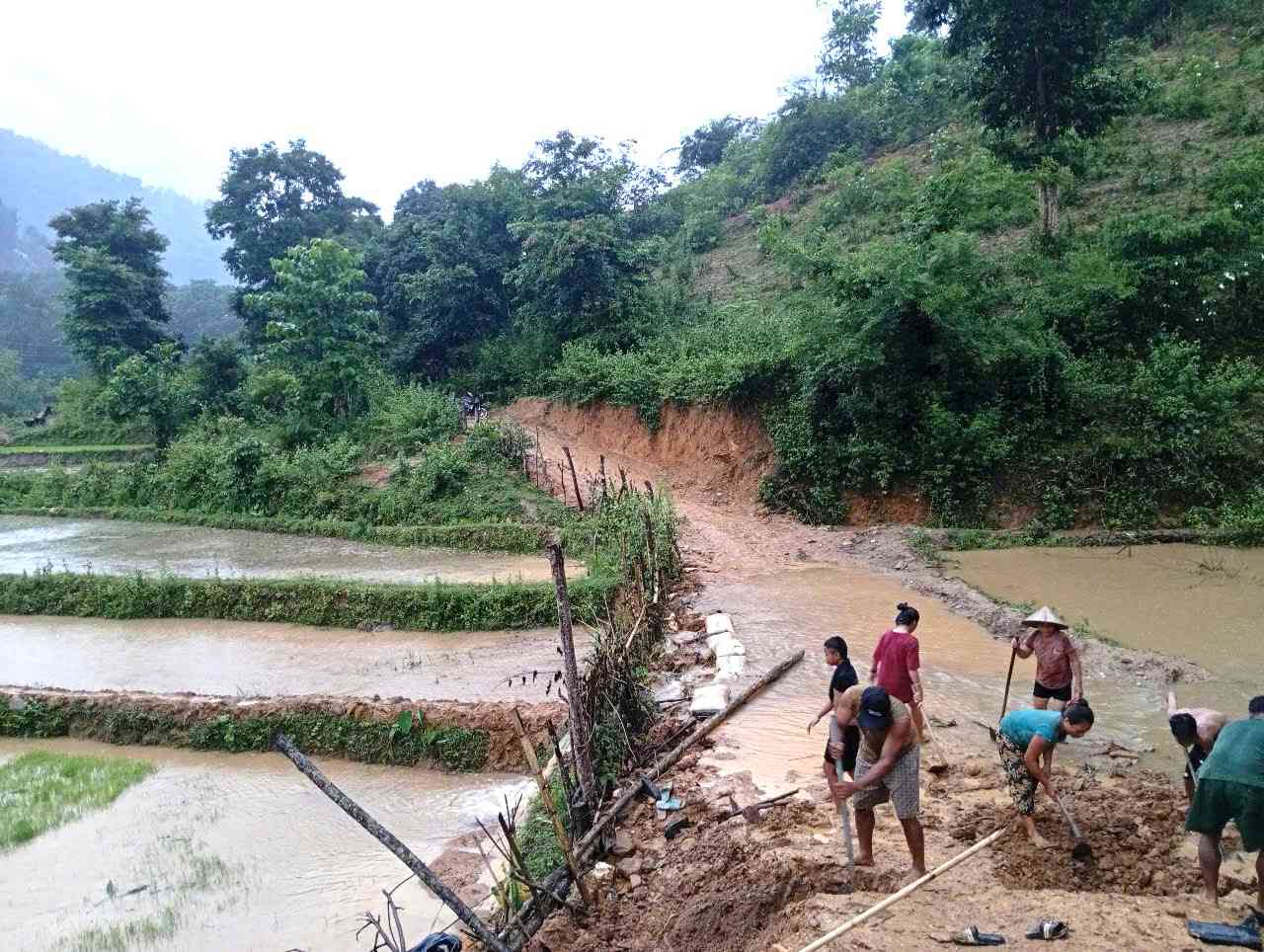 Les habitants de la commune de Tam Thai (Nghe An) remedient aux glissements de terrain dus aux inondations. Photo : Ngoc Anh