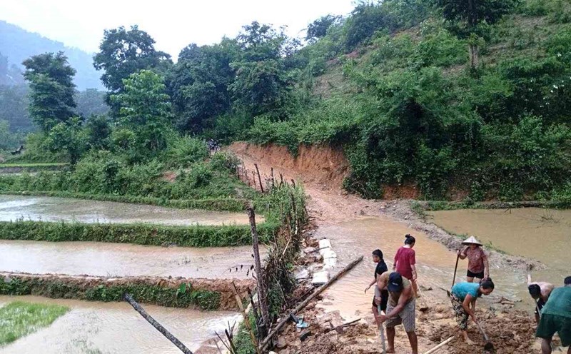 People in Tam Thai commune (Nghe An) repair landslides caused by floods. Photo: Ngoc Anh