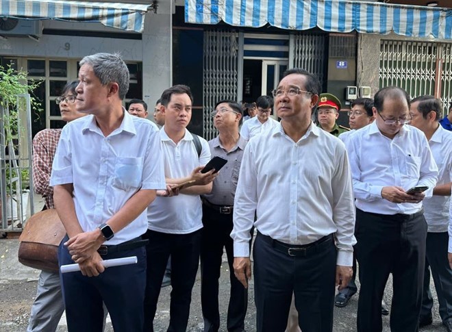 Chủ tịch UBND TPHCM Nguyễn Văn Được trực tiếp đến hiện trường vụ cháy tại cư xá Độc Lập. Ảnh: Anh Tú