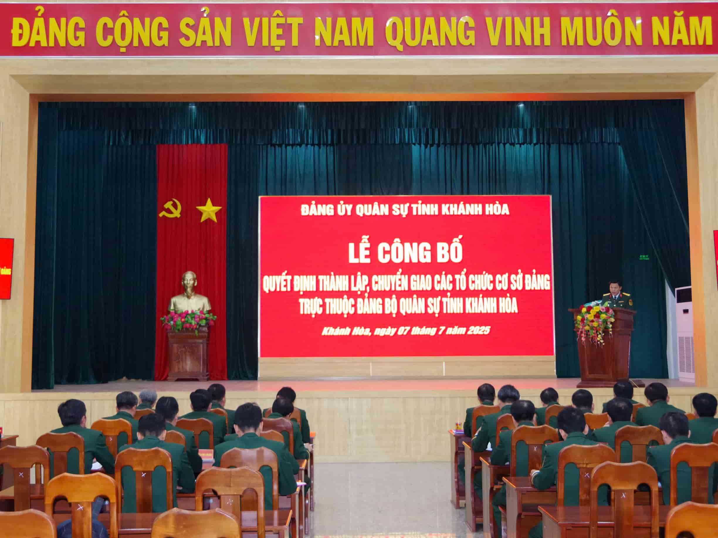 Toàn cảnh hội nghị công bố các quyết định thành lập tổ chức cơ sở Đảng trực thuộc Đảng bộ Quân sự tỉnh Khánh Hòa. Ảnh: Hữu Long