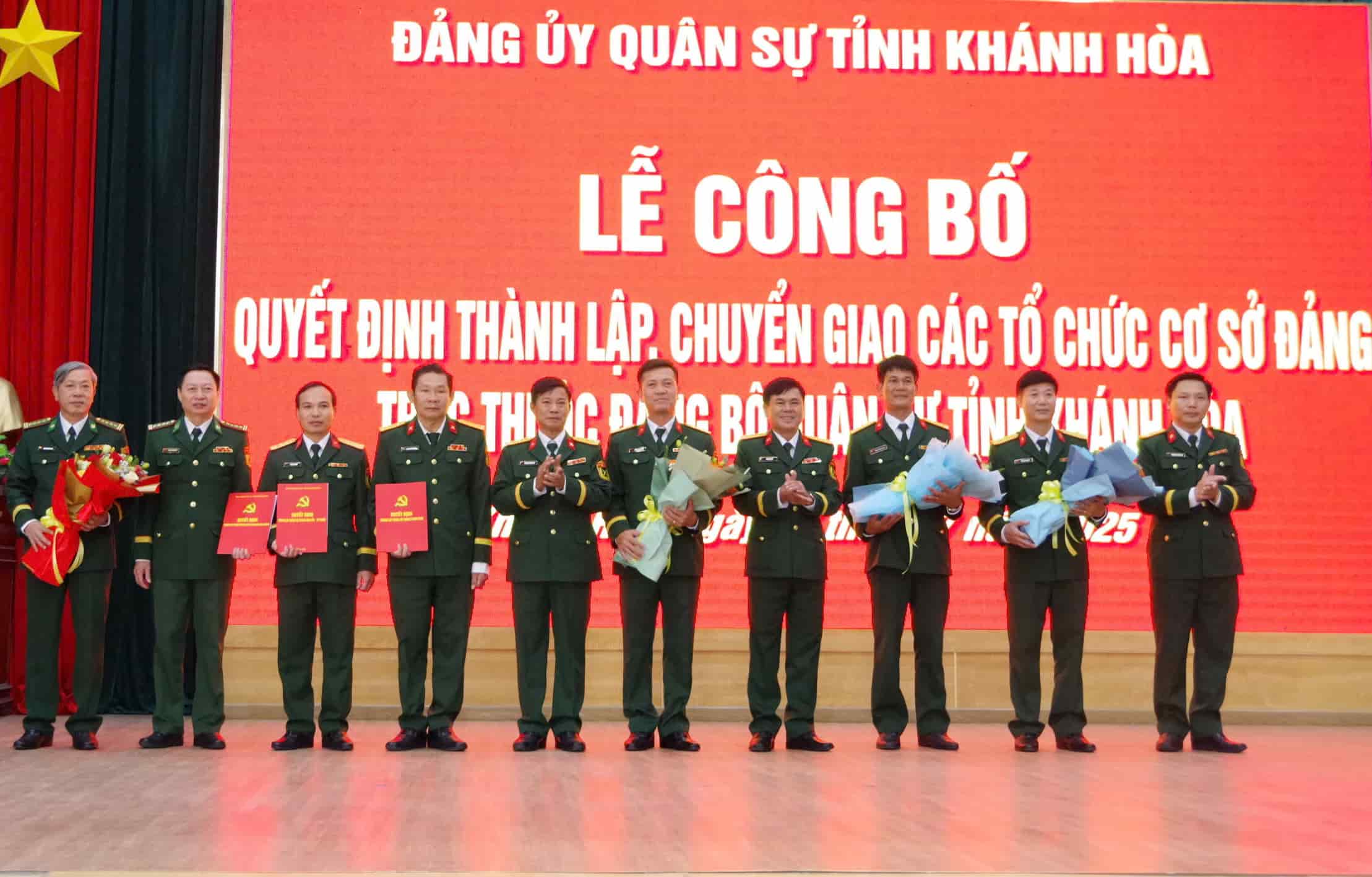 Ceremonie de creation des organisations de base du Parti relevant du Comite militaire provincial de Khanh Hoa. Photo : Huu Long