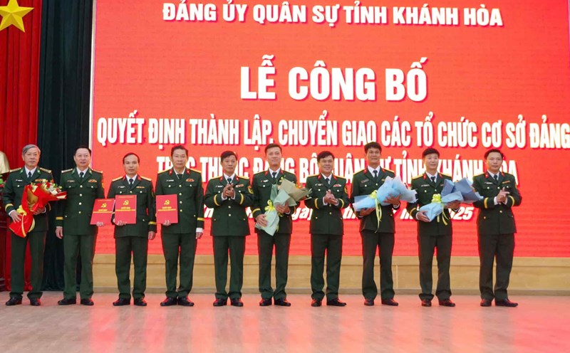 The establishment ceremony of grassroots Party organizations under the Khanh Hoa Provincial Military Party Committee. Photo: Huu Long