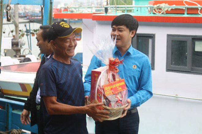 Khanh Hoa propose des politiques de soutien aux frais d'abonnement aux equipements de surveillance du voyage et d'accompagnement des pecheurs qui prennent la mer. Photo : Phuong Linh