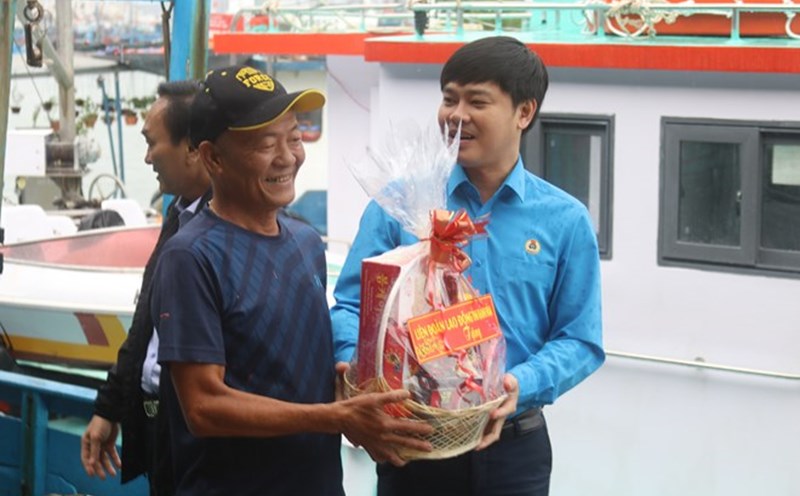 Khanh Hoa proposes policies to support subscription to journey monitoring equipment, accompanying fishermen to go offshore to stick to the sea. Photo: Phuong Linh