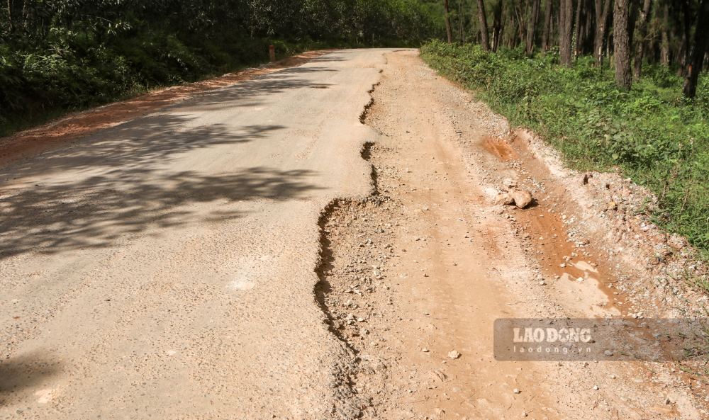 Nhieu ki-lo-met duong bi banh xe “khoi” nat hai ben le, dan den long duong nhua ngay cang bi hep dan. Cung voi do la khoi luong dat da, san soi xuat hien day dac tren mat duong khien viec di lai cua nguoi dan gap phai rat nhieu nguy hiem.
