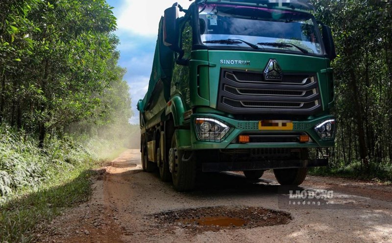 Provincial Road 9 in Hue was "destroyed". Photo: Nguyen Luan