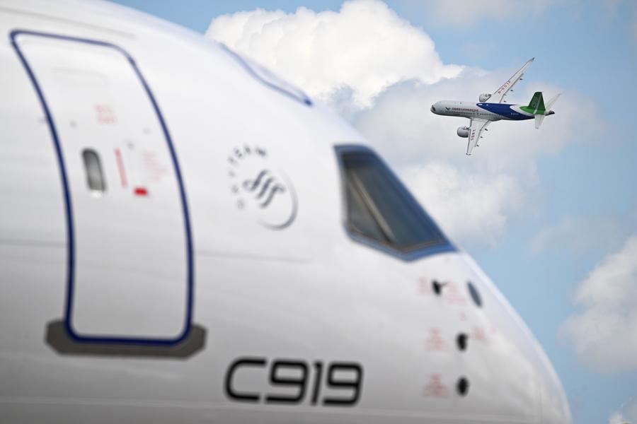 Codigo de avion de pasajeros C919 en Singapore Aviation Exhibition en 2024. Foto: Xinhua