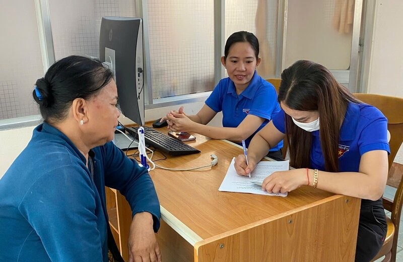 Los jovenes en las comunas de Hong Dan y Ca Mau ayudan a las personas en los procedimientos de la mañana 7.7. Foto: Nhat Ho