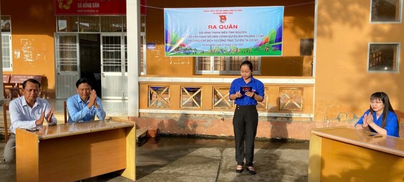 Buoi le ra quan tai Doan xa Hong Dan, Ca Mau gon, nhe khong on ao de danh thoi gian ho tro nguoi dan, doanh nghiep. Anh: Nhat Ho