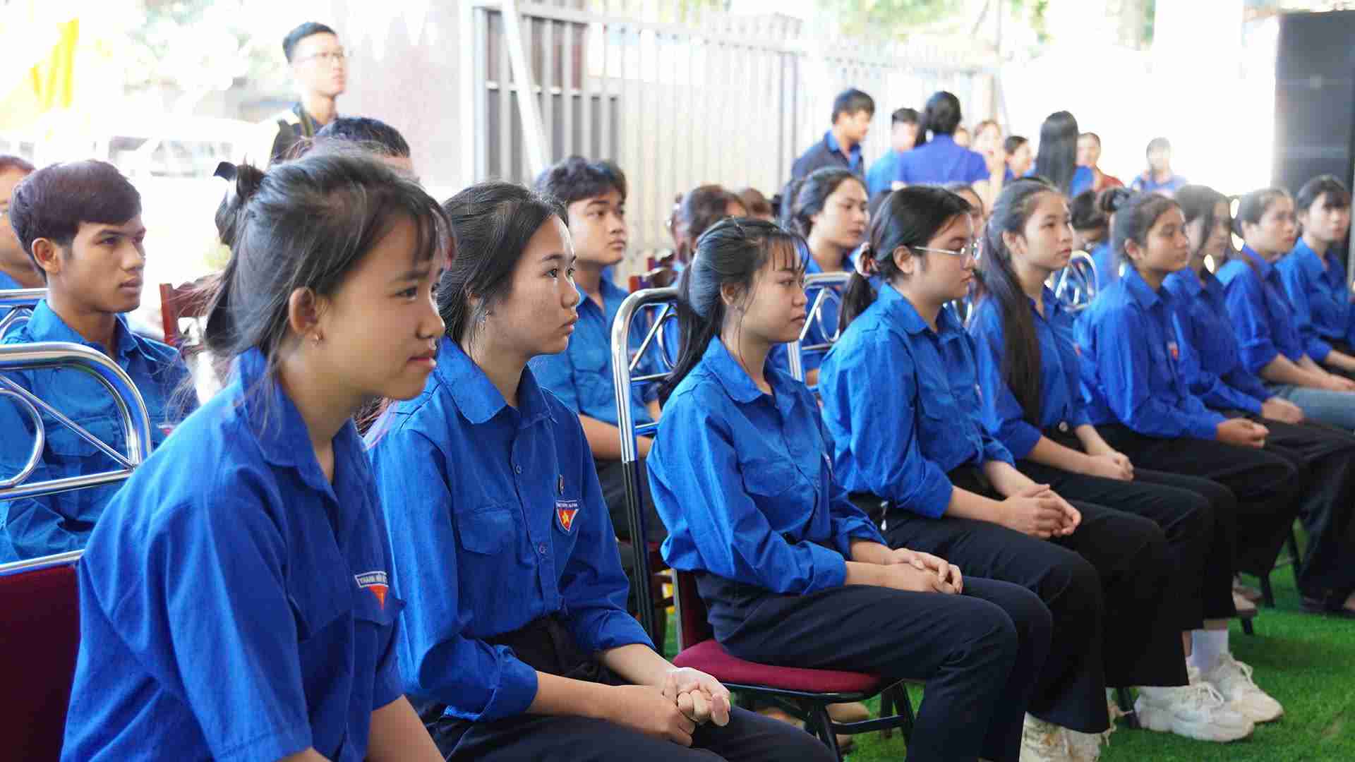 Cac ban tre tham du le ra quan. Anh: Bao Trung
