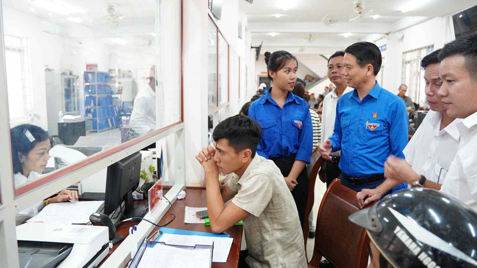 Cac ban tre mong muon duoc gop suc, ho tro cho chinh quyen cap xa hoat dong on dinh, phuc vu tot cho nguoi dan. Anh: Bao Trung