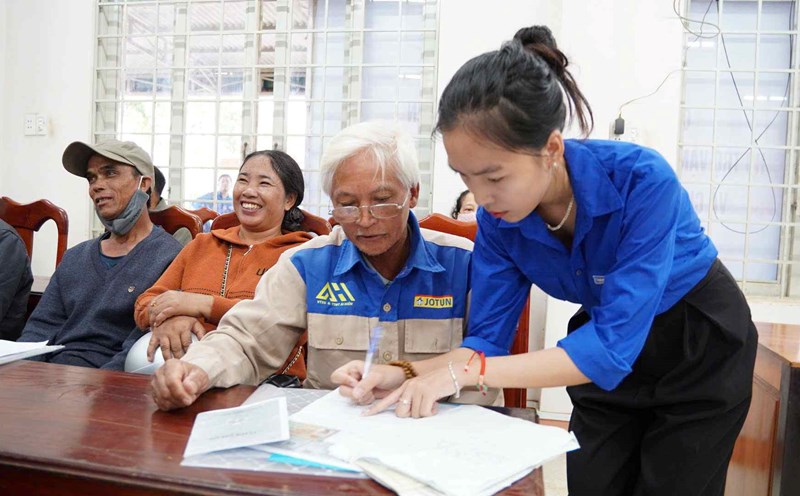 People in Dak Lak were supported by a female union member to resolve administrative procedures. Photo: Bao Trung