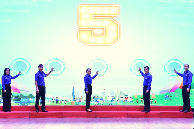 Pho Chu tich – Tong Thu ky Nguyen Thi Thu Ha cung cac dai bieu thuc hien nghi thuc khoi dong ra quan toan quoc cac doi hinh thanh nien tinh nguyen tham gia ho tro van hanh chinh quyen dia phuong 2 cap va cung cap dich vu cong truc tuyen tai co so. Anh: Phan Linh