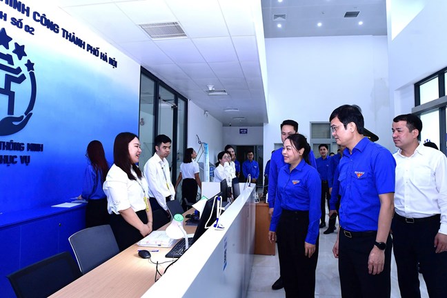 Vicepresidente - Secretario General del Comite Central de Vietnam Fatherland Front Nguyen Thi Thu Ha discutido con los empleados del Centro de Administracion Publica de Cau Giay Ward. Foto: Phan Linh