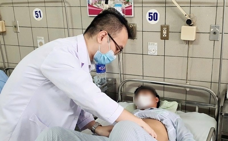 Patient with kidney failure is being treated at Bach Mai Hospital. Photo: BVCC