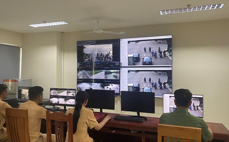 The police check the fine. Photo: Thanh Hoa Police