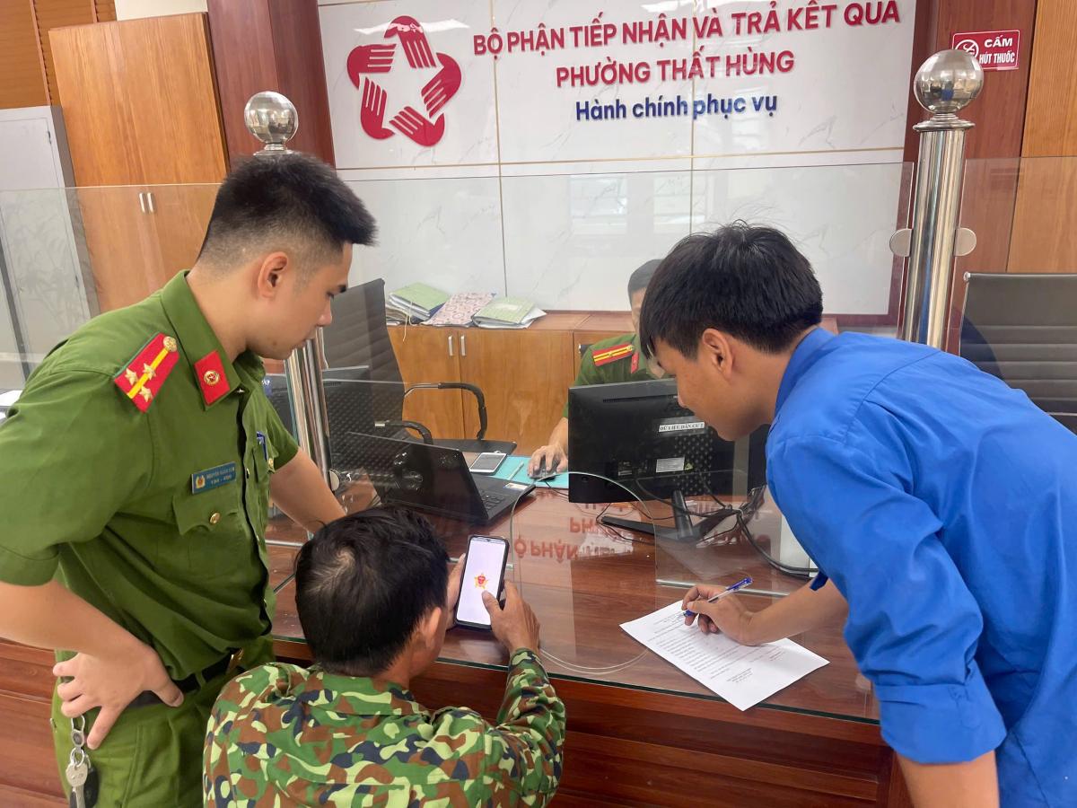 Los miembros de la Union Juvenil apoyan la localidad para operar el modelo gubernamental de 2 niveles. Foto: Thanh Doan Hai Phong