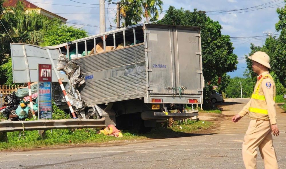 Un camion percute un foyer de lan endommageant gravement la tete de la voiture. Photo : Han Nguyen