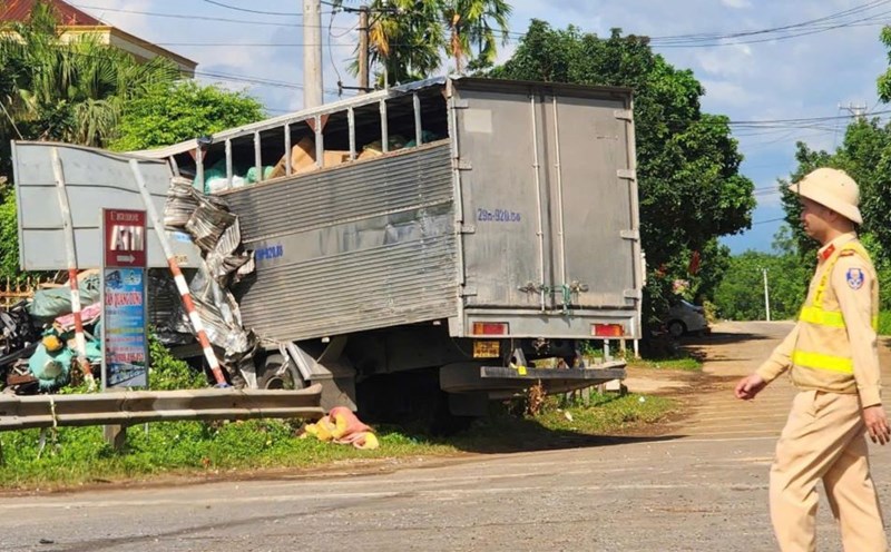 The truck crashed into the guardrail, causing severe damage to the front of the truck. Photo: Han Nguyen