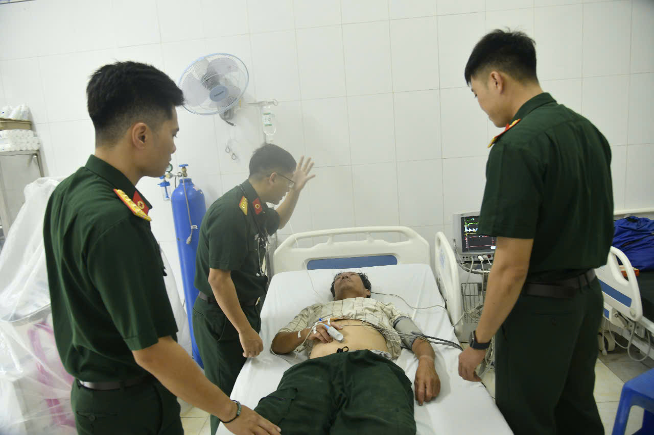 漁師は、スプラトリー島のナム島の島の医師に救出されたばかりです。写真：ngoc anh