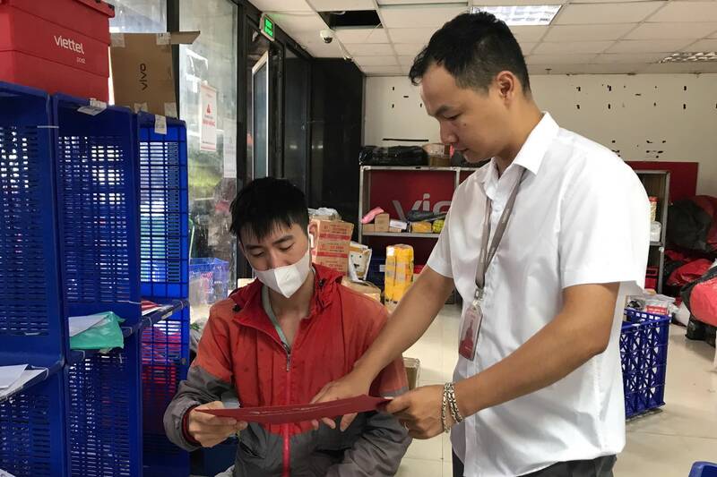Nhan vien chuyen phat Vietel Post khu vuc phuong To Hieu xu ly don hang theo dia chi nhan moi do nhieu dia chi cu da doi ten sau sap nhap. Anh:Truong Son
