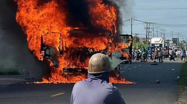 Apres l'accident dans la commune de Hung My a Ca Mau le camion a pris feu violemment. Photo : Fournie par les habitants