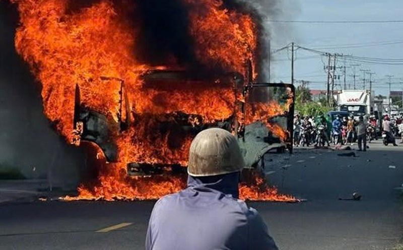 After the accident in Hung My commune, Ca Mau, the truck caught fire fiercely. Photo: Provided by the people