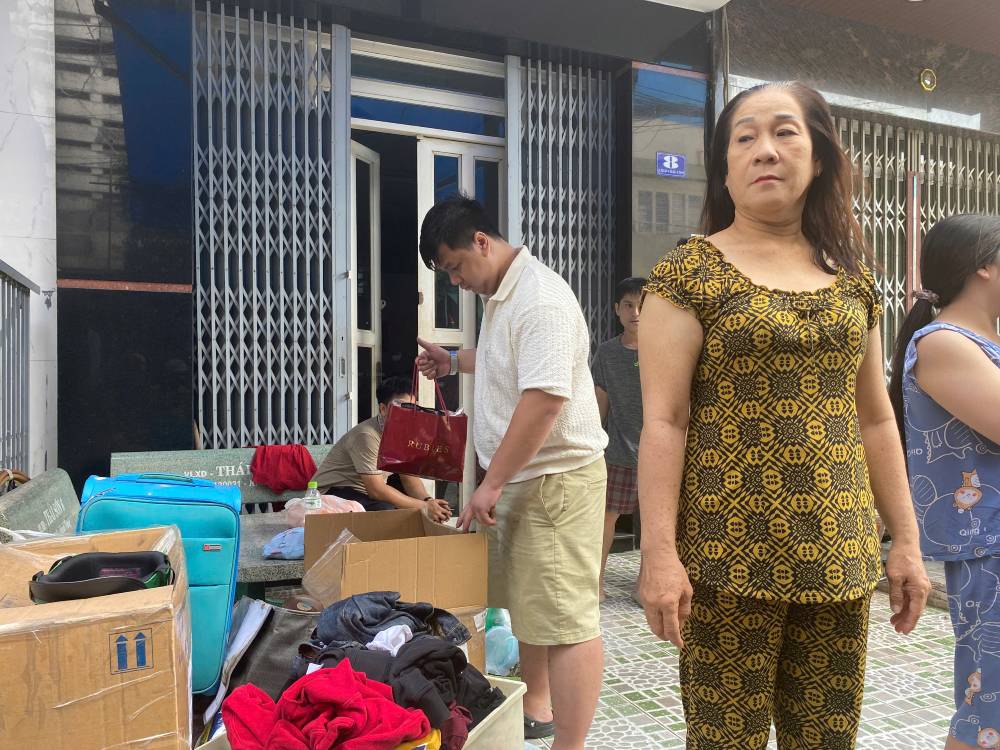 Nguoi dan o tang 1 cu xa don do bo chay ra ngoai de tranh hoa hoan. Anh: Anh Tu