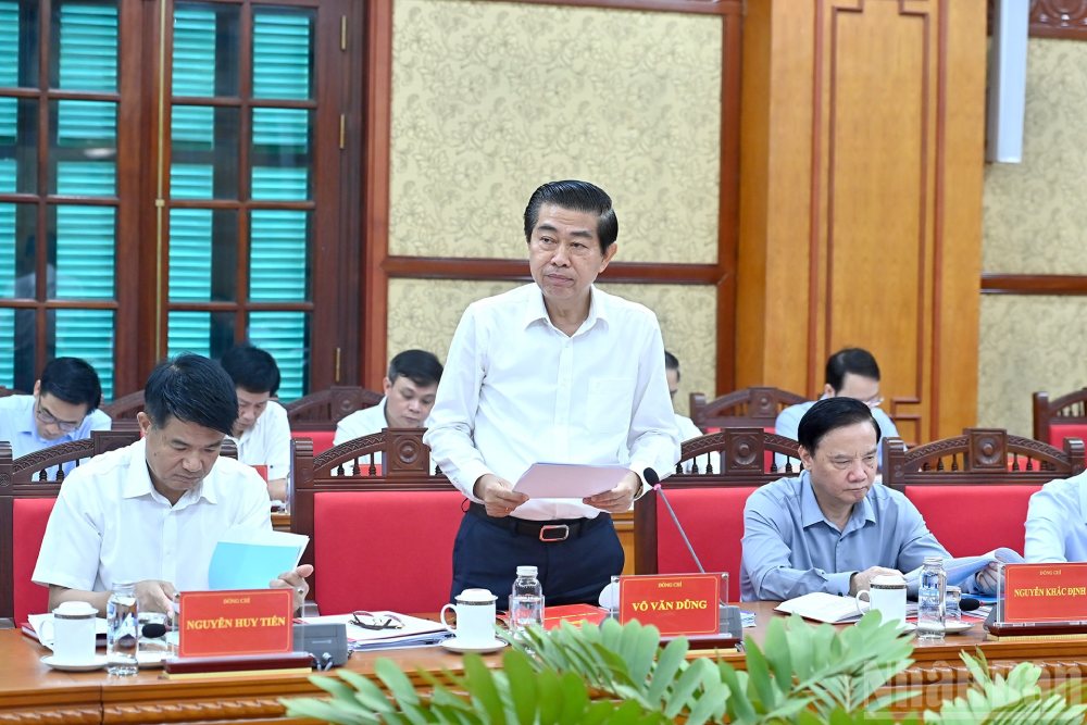 Ong Vo Van Dung - Uy vien Trung uong Dang, Pho Truong Ban Thuong truc Ban Noi chinh Trung uong - trinh bay bao cao tai phien hop. Anh: Dang Khoa/Bao Nhan Dan 