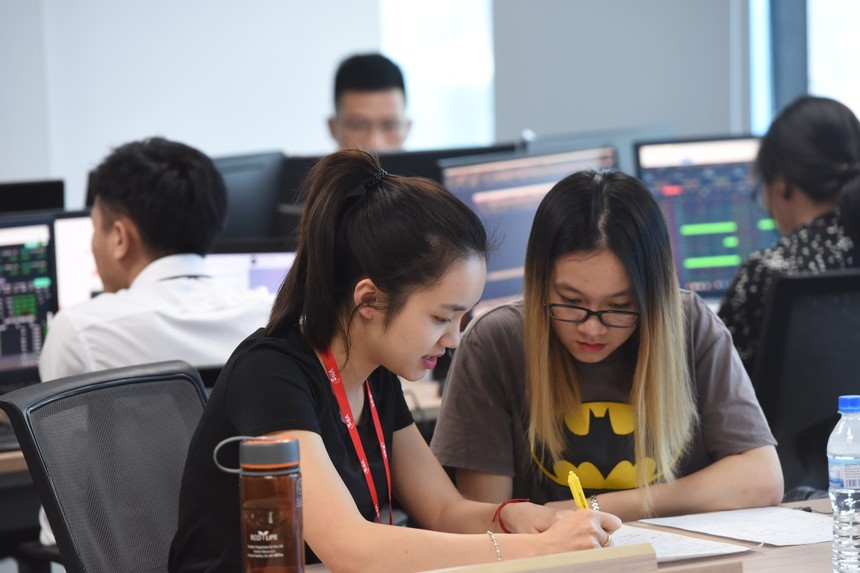 Stock investors are disbursing very strongly. Photo: Le Toan