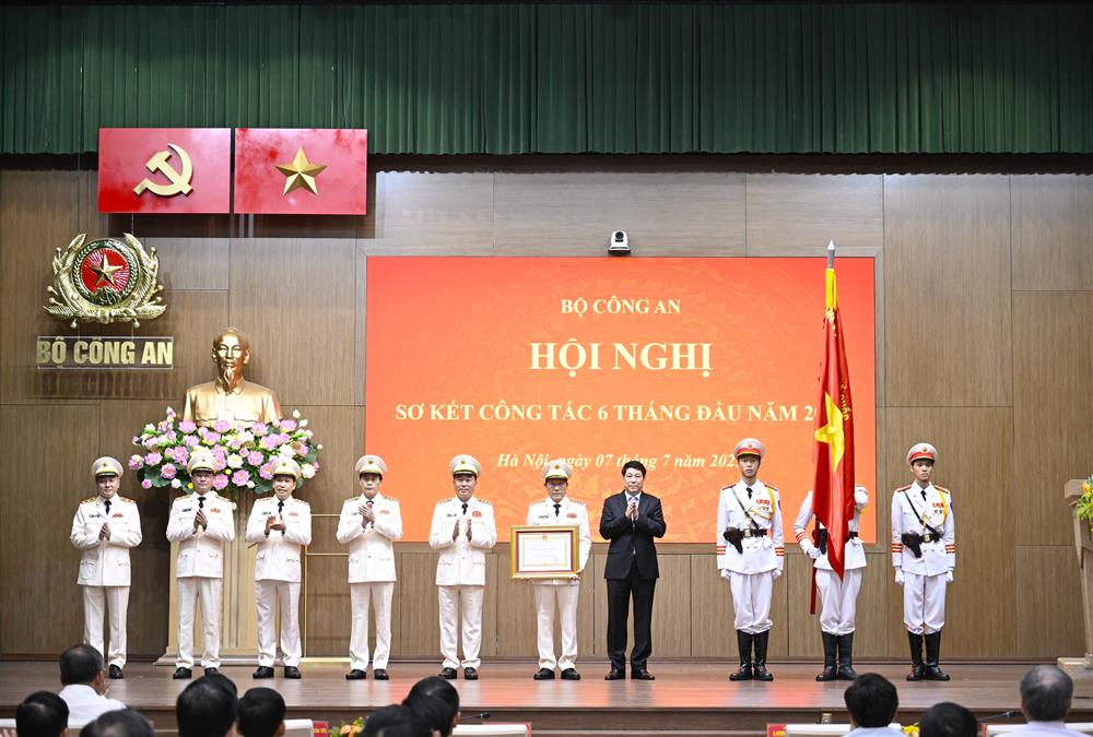 Chu tich nuoc Luong Cuong gan Huan chuong len la Co truyen thong va trao Bang Huan chuong Lao dong hang Ba tang Bo Cong an. Anh: Bo Cong an